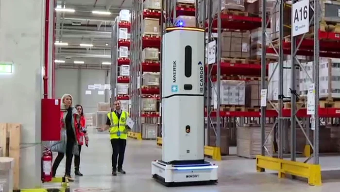 Interior depozit, imagine cu cel mai inalt robot din lume, realizat de trei romani 