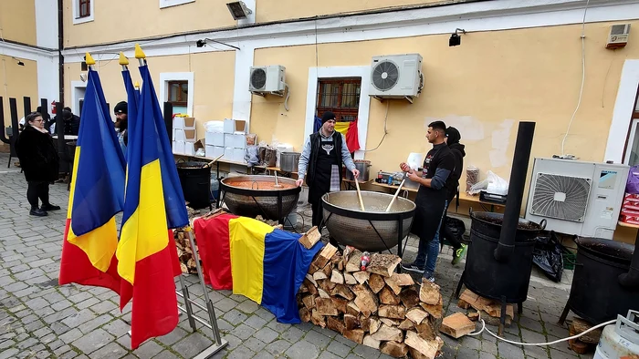 Masa populară, pregătită de 15 bucătari FOTO Adevărul