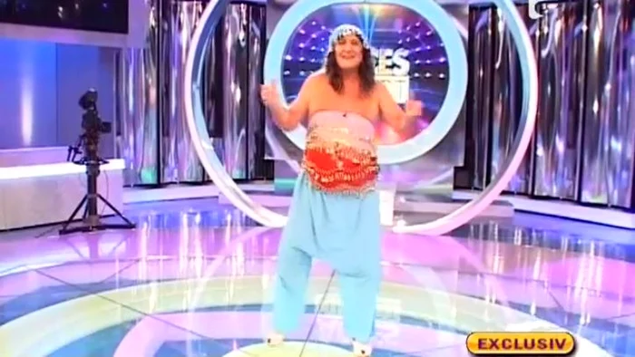 Rică Răducanu s-a îmbrăcat în cadână. (captură Anetna 1)