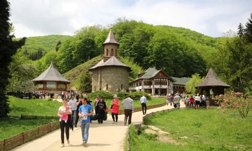 Mănăstirea Prislop este loc de pelerinaj, iar ceea ce lasă în urmă oamenii e îngrozitor jpeg