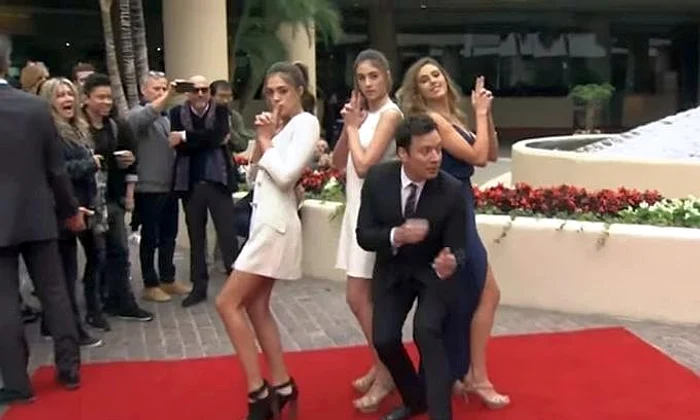 surorile Stallone si Jimmy Fallon pentru Globurile de Aur 2017 jpeg