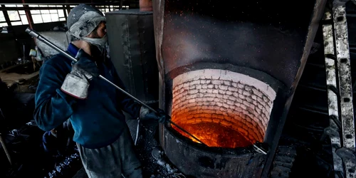 Un muncitor afgan face oale de gătit din aluminiu într-o fabrică la marginea capitalei afgane Kabul FOTO AP