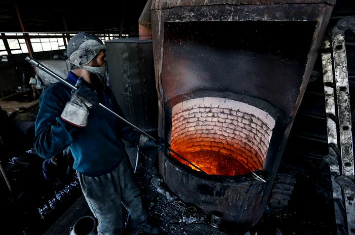 Un muncitor afgan face oale de gătit din aluminiu într-o fabrică la marginea capitalei afgane Kabul FOTO AP