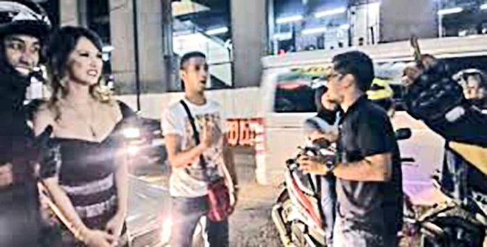 
    Poliţiştii nu au vrut  bani, ci doar să-i vadă  pieptul dezvelit  