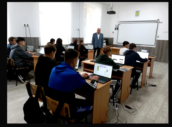 O oră de curs la școala din Ipotești FOTO Cosmin Zamfirache