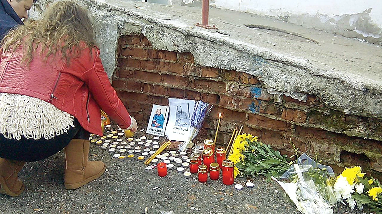 Zeci de oameni s-au strâns, ieri, în faţa Spitalului  Tractorul din Braşov să aprindă lumânări  şi să se roage pentru sufletul bătrânei