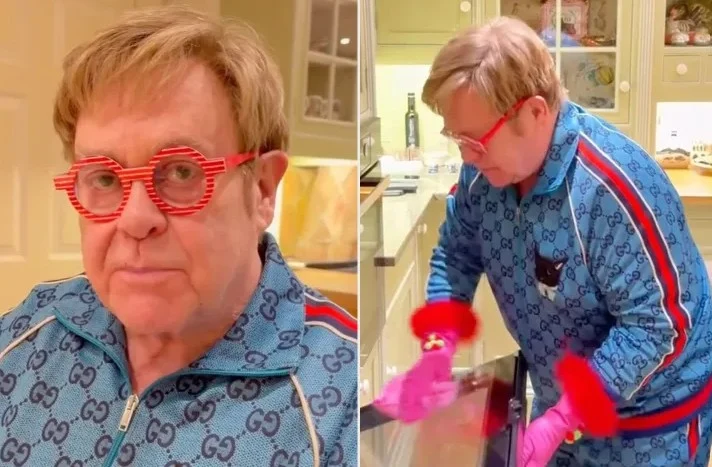 „Freacă, freacă”. Elton John răspunde acuzațiilor că ar avea o „bucătărie murdară” într-un videoclip amuzant de pe Instagram