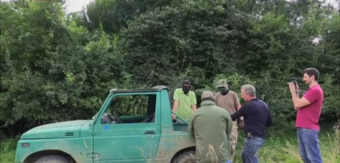 Imagini de la o întâlnire a jurnalistului britanic cu presupuşi traficanţi de arme