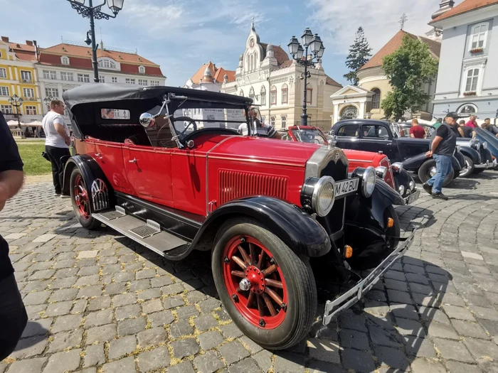 Parada maşinilor fabricate în perioada interbelică. Bijuterii pe două roţi FOTO Ş.Both