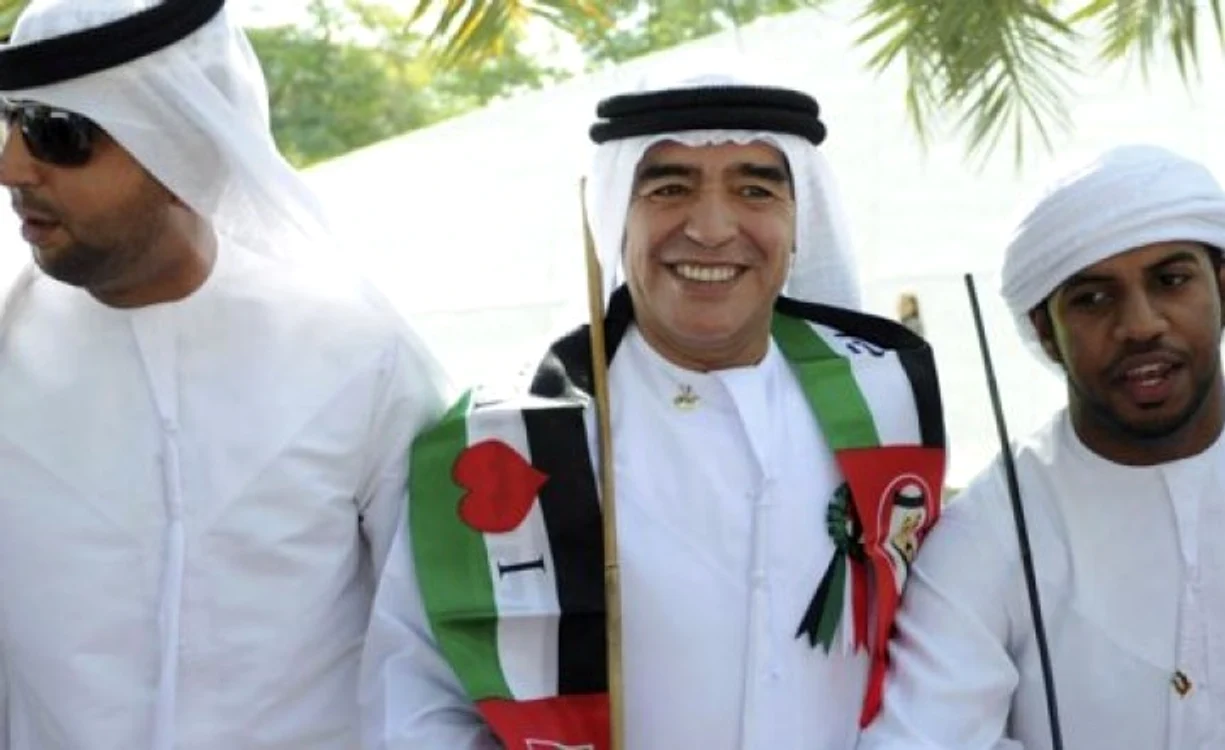 Diego Maradona s-a îmbrăcat ca un arab, cu zâmbetul pe buze.
