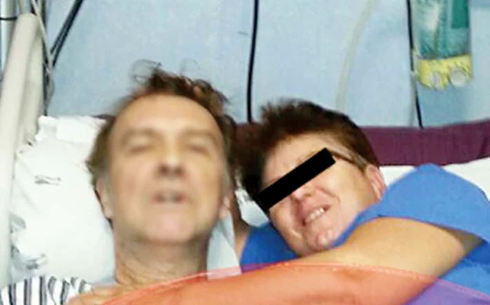 O asistentă a scandalizat pe toată lumea  când s-a pozat pe patul de spital cu artistul