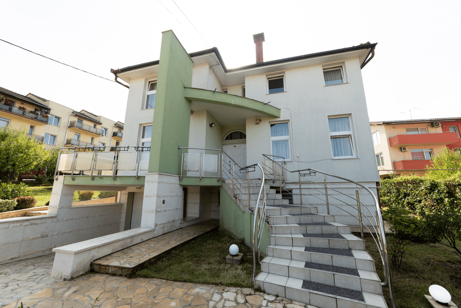 Casă cu vedere la blocuri în Cluj-Napoca sau vilă în Barcelona? Ofertă imobiliară „smart”
