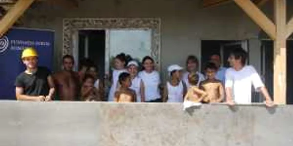 Studenţii alături de una dintre familii