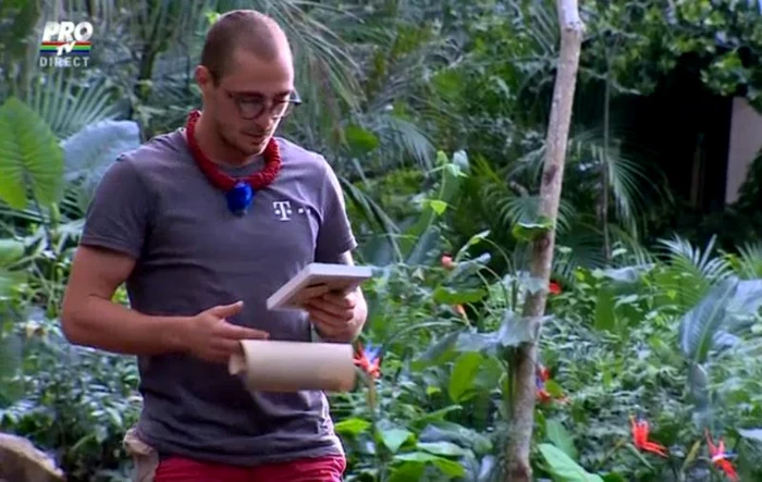 
    Vladimir le-a arătat colegilor de la "Sunt celebru, scoate-mă de aici" o poză din copilărie în care apare gol puşcăfoto: captură Pro Tv  