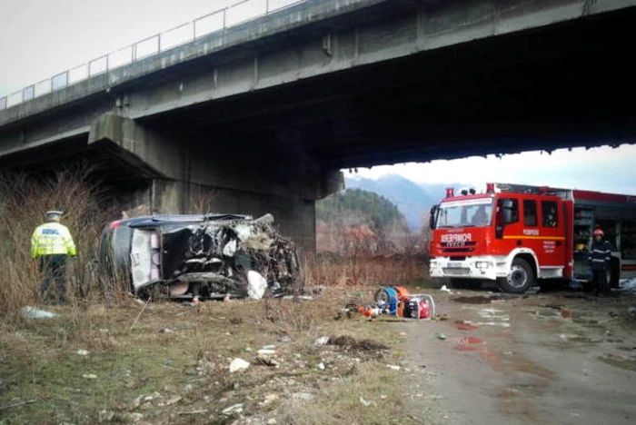 Echipejele Descarcerării au scos trupul bărbatului din maşină. FOTO Cronicavj.ro
