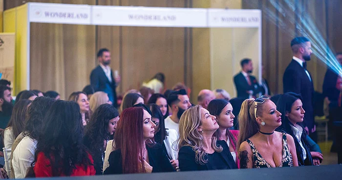 Frumoasele doamne au admirat piesele din primul rând