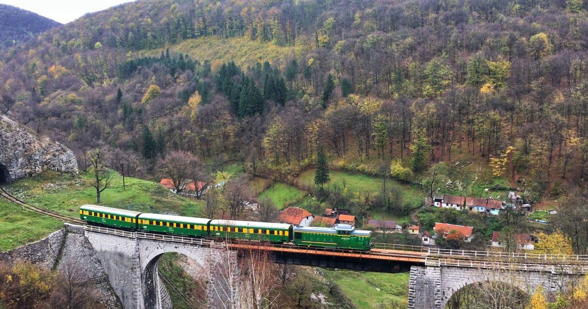 Ce preț are o călătorie pe cea mai veche cale ferată din România? 14 tuneluri, 10 viaducte!