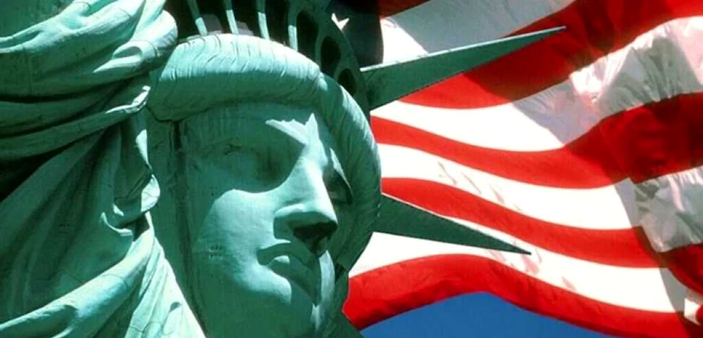 Am urcat, de două ori, în interiorul Statuii Libertăţii din New York. La a doua ascensiune, distanţată în timp de prima, mi-au fost în preajmă un ofiţer şi un diplomat de peste Prut - visând la aceeaşi libertate. A naţiunii române, in integrum.