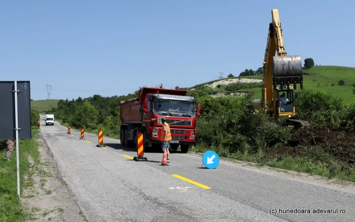 Lucrări pe şoseaua Hunedoara - Călan. FOTO: Danie Guţă.