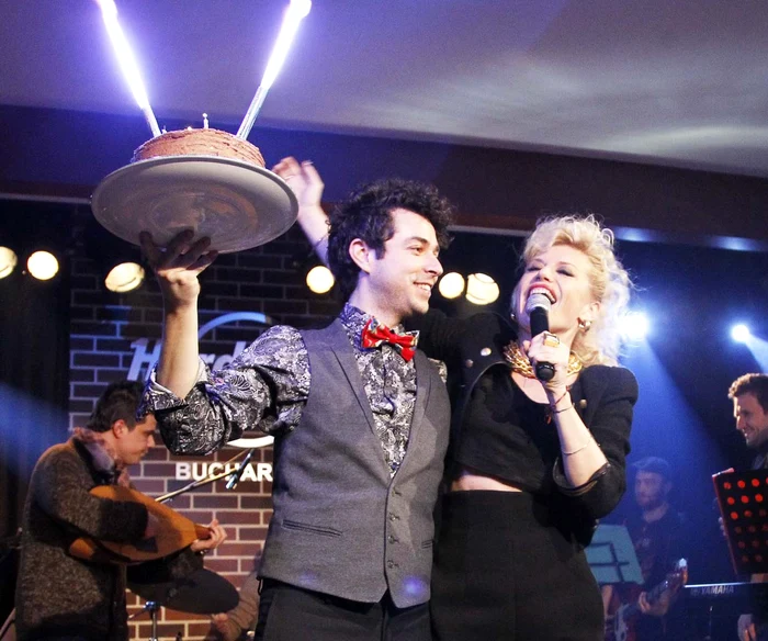 
    În loc de cadouri,  el le-a cerut invitaţilor  să doneze minimum  100 de lei. Banii  colectaţi la final  vor fi folosiţi în  scopuri caritabile  