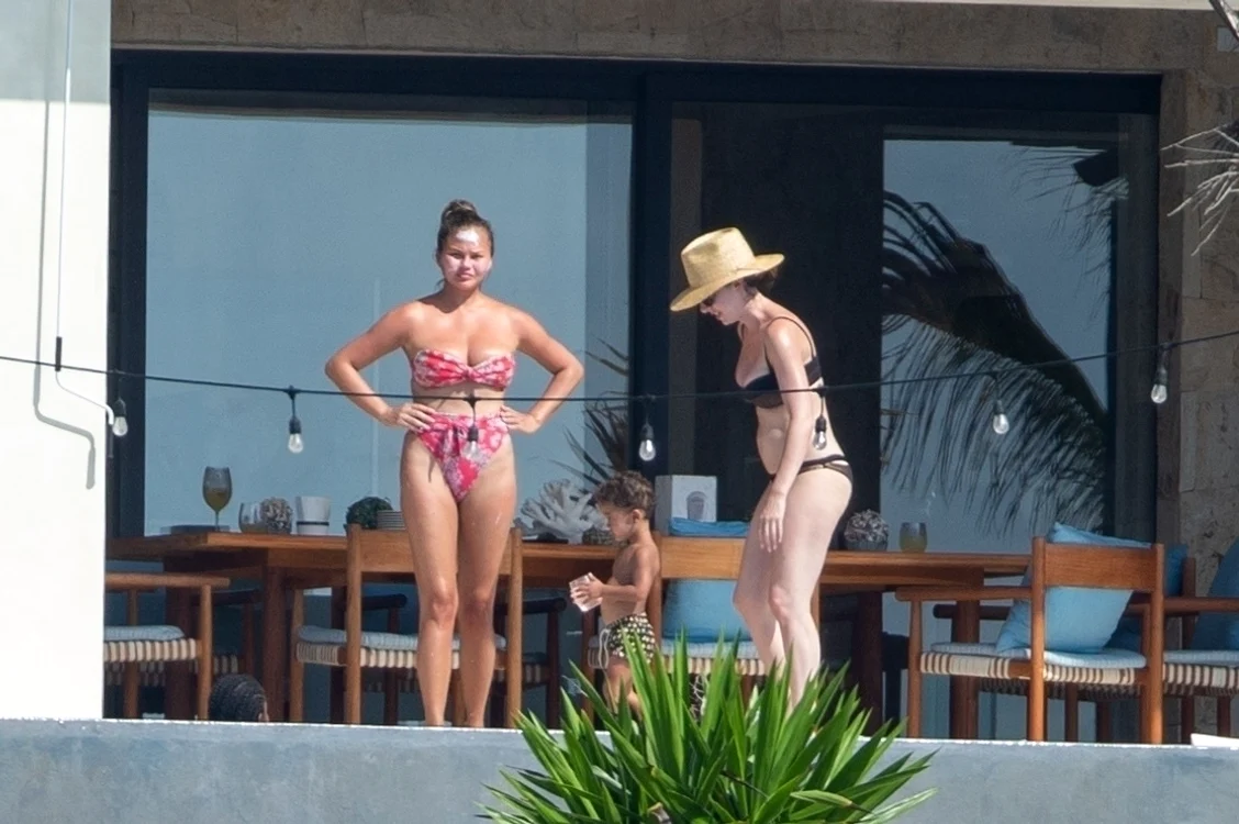 6 chrissy teigen celulita costum de baie 8 jpg jpeg