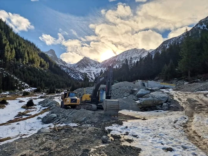 Lucrări la construcția de la poalele Munților Făgăraș FOTO Horia Petrovanu