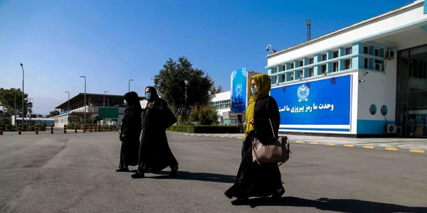 Femeile afgane s-au întors la muncă la aeroportul din Kabul FOTO EPA-EFE