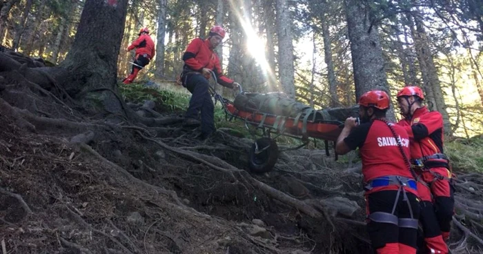 Coborârea turistului accidentat până la poalele muntelui a durat peste patru ore FOTO: Salvamont Neamţ