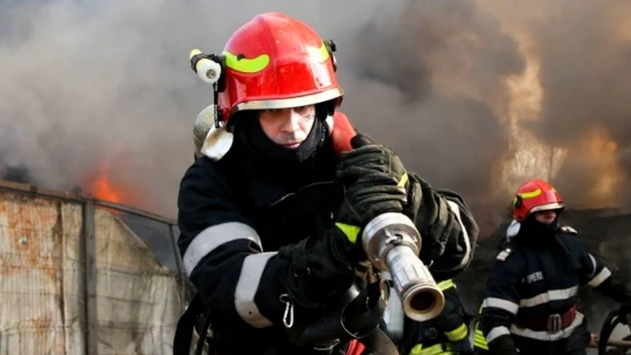 
    Munca pompierilor este îngreunată de vântul care bate puternic Sursă foto: Arhivă Click!  