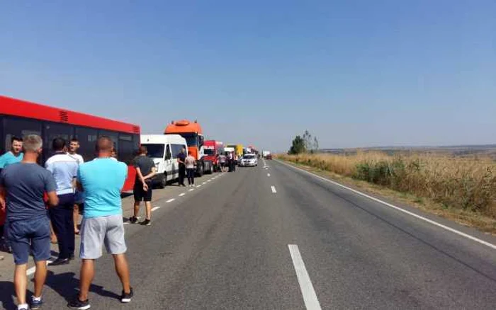 Protestatarii au fost opriţi de poliţişti