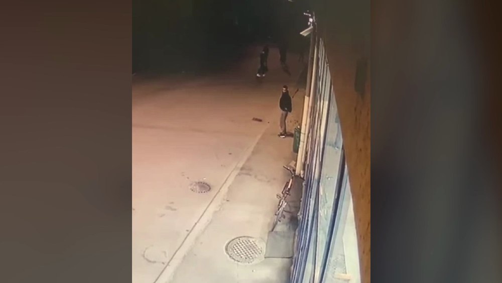 Adolescent din Buzău, căutat de poliție după ce a fost filmat când fură bicicleta unui copil VIDEO