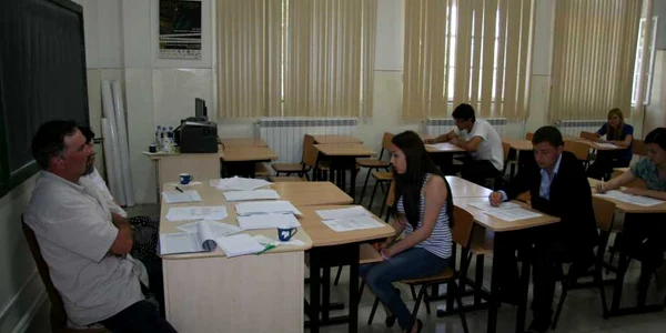 Elevi tulceni în examen