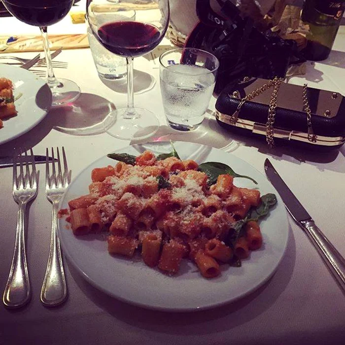 Chiar dacă se răsfăța cu o cină delicioasă la Roma, Adelinei Pestrițu (28 de ani) i-a rămas gândul la iubitul ei de acasă, Speak (28 de ani)