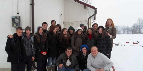 Elevii au oferit celor 13 copii cu dizabilităţi din Mihoveni cadouri