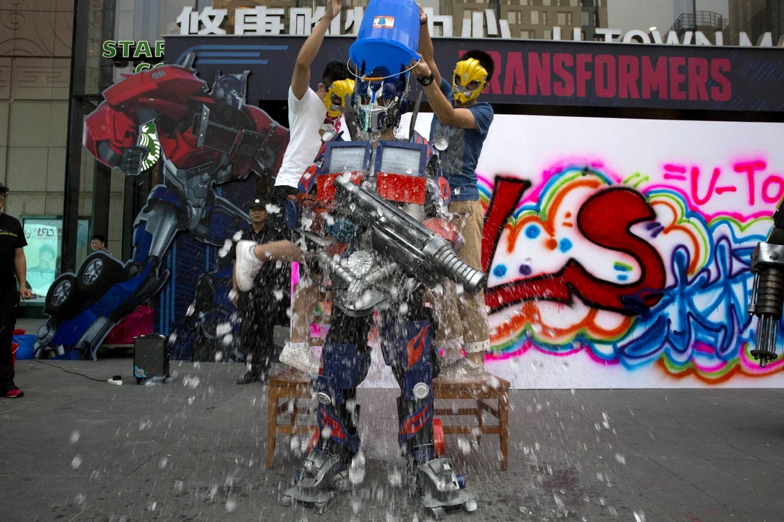 Un bărbat costumat în personajul Optimus Prime din filmele Transformers trece prin provocarea Ice Bucket pentru a creşte nivelul de constientizare asupra sclerozei (ALS) în Beijing China FOTO AP