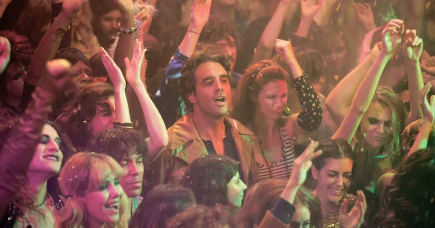 Richie Finestra, fondatorul şi preşedintele American Century Records, trece
printr-un eveniment care-i schimbă viaţa şi îi reaprinde pasiunea pentru
muzică, dar îi afectează viaţa personală FOTO HBO
