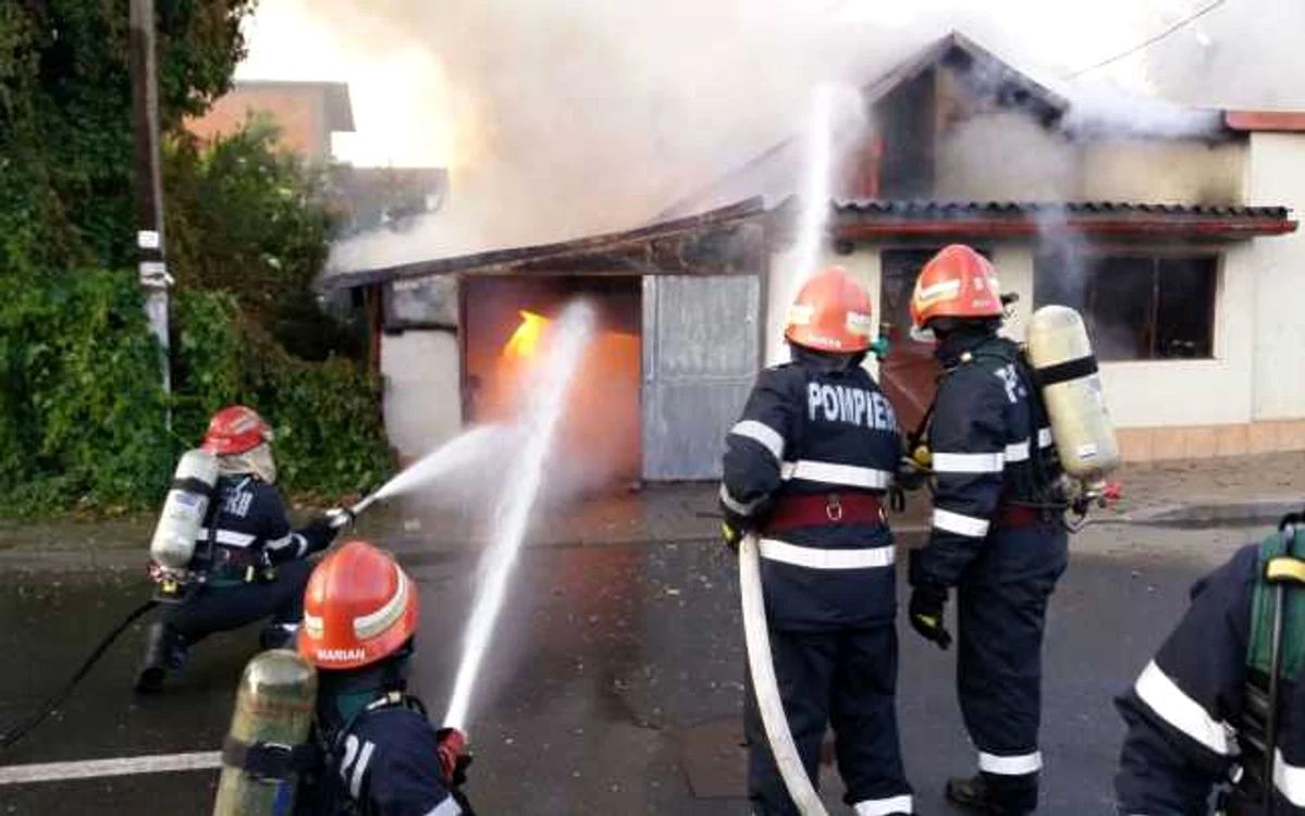 Zeci de pompieri au fost trimişi la faţa locului pentru a lichida incendiul