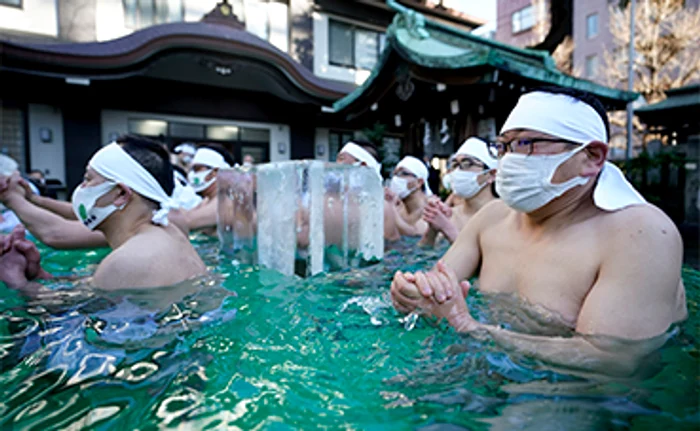 Au îndurat cumplit în apa cu bucăţi de gheaţă. Foto: EPA-EFE