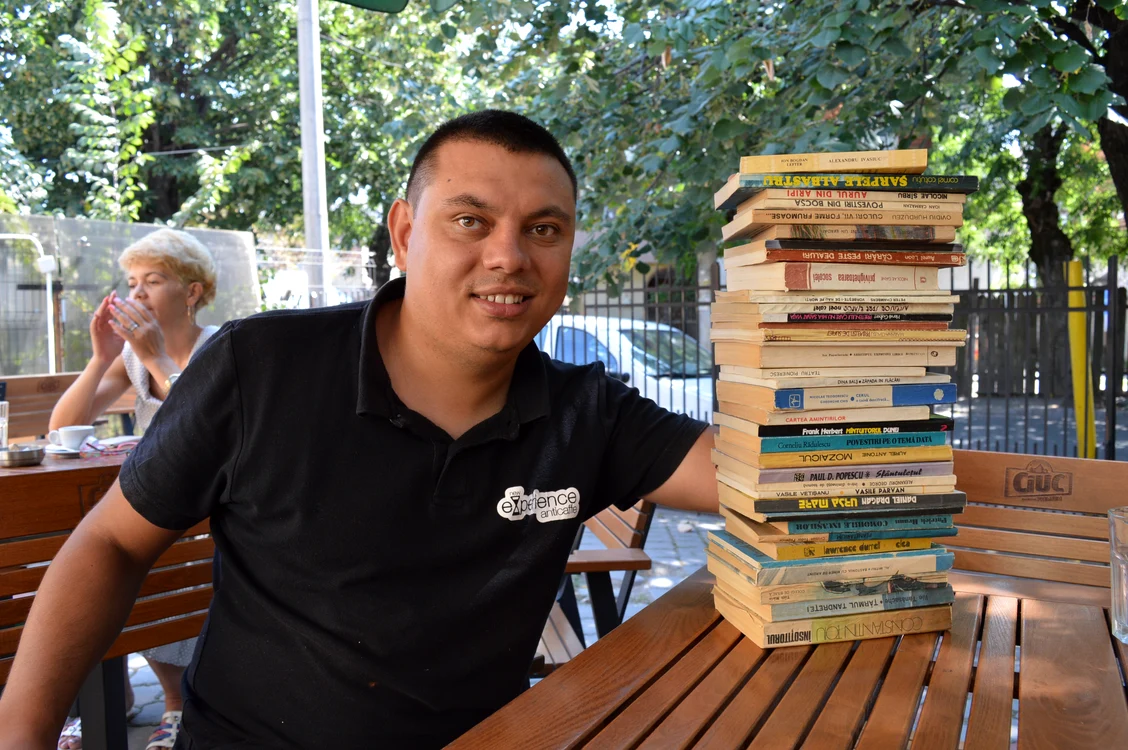 
    Liviu Drăghici, proprietar de cafenea şi amator de lecturăFoto: "Adevărul"  
