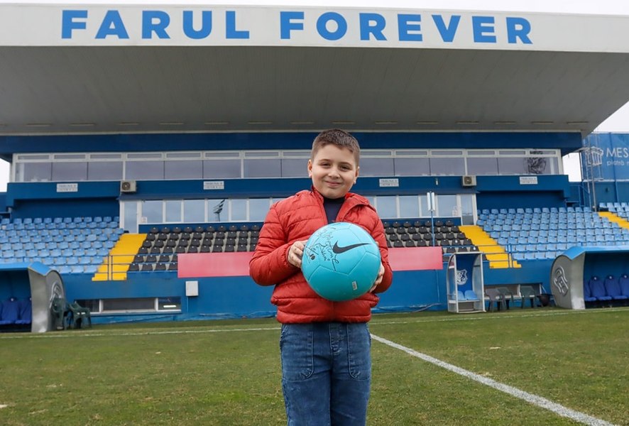 Fanul de 6 ani, care a plâns în tribună la meciul Farul-Dinamo, a fost găsit. Cadoul primit din partea Regelui
