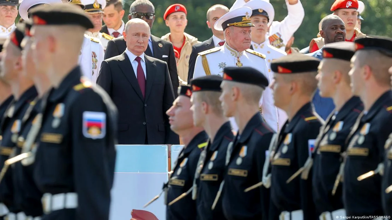 Președintele Rusiei, Vladimir Putin, la o mare paradă a marinei militare ruse