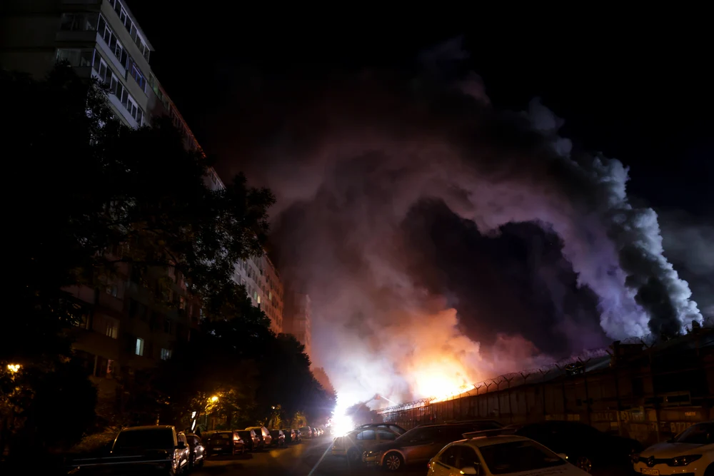 Pompierii încă intervin la incendiul din Sectorul 2: 7.000 mp afectați, structura halei prăbușită