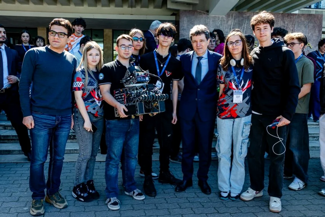 Nicușor Dan i-a felicitat pe elevii din lotul național de robotică FOTO Facebook / Nicușor Dan