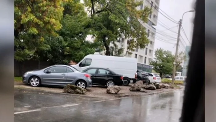 Mai multe mașini parcate neregulamentar au fost blocate cu bolovani FOTO Info trafic Timiș