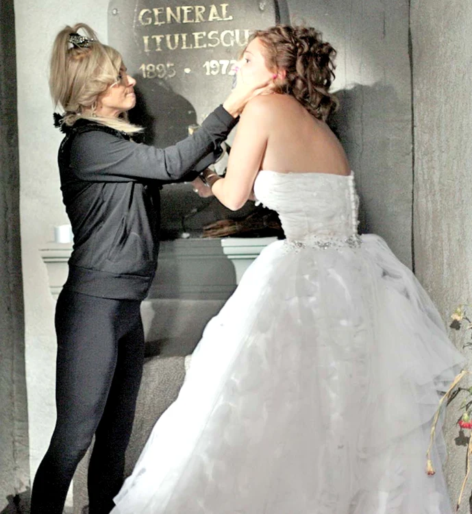 
    Jojo (stânga) şi Adina Galupa au filmat două zile în  Cimitirul Bellu din Capitală (foto: Arhivă personală)  