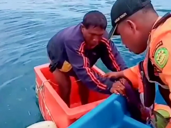 
    El a plutit în derivă  dus în larg de curenţi  