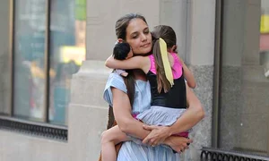 Katie Holmes şi Suri, pe stradă în New York  (Foto: Splash News) jpeg