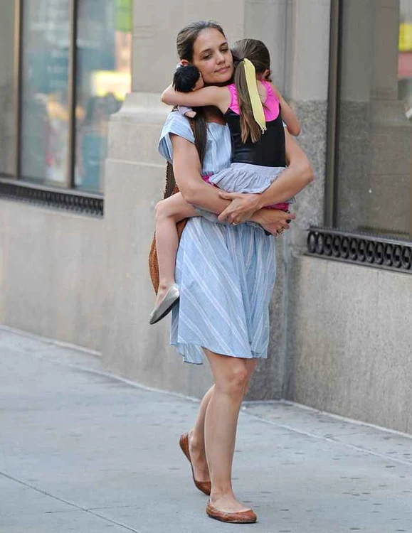 Katie Holmes şi Suri, pe stradă în New York. (Foto: Splash News)