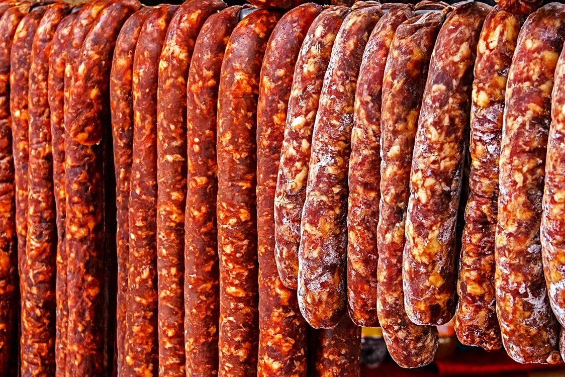
    Cârnaţii de Pleşcoi sunt descrişi ca fiind un soi de cârnaţi afumaţi făcuţi dintr-un amestec de carne de oaie şi vităFOTO: adevarul.ro  