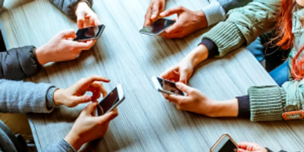 Internauţi internet utilizatori telefoane postări reţele socializare Sursa basilica.ro